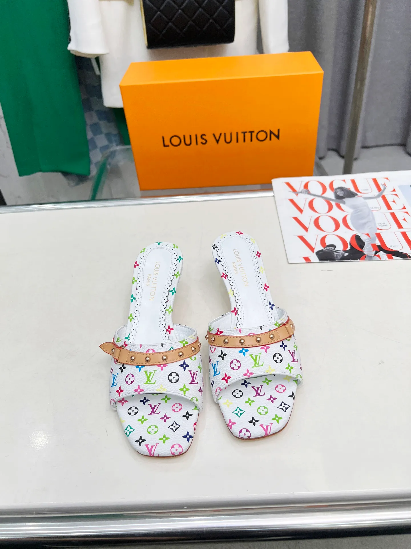 👟👟Ex-factory price 440👟👟 LV new denim kitten heel slippers 2025 summer must-have for goddesses, original replica, super comfortable on the feet. Show off the queen's temperament, the heel height is 5.5CM, which shows your temperament without being tiring. Standard code: 35-42 (41 and 42 codes are customized, non-returnable and non-exchangeable)